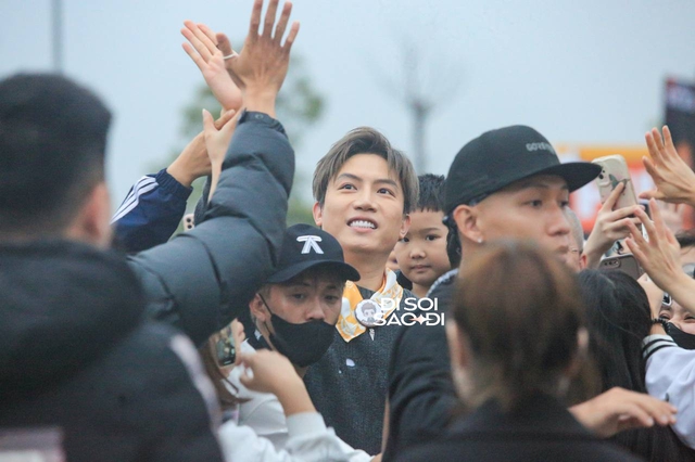 NGAY LÚC NÀY: Đông nghẹt fan đổ bộ SVĐ Mỹ Đình cổ vũ các Anh Trai Say Hi, thần tượng Kpop cũng chỉ đến thế!- Ảnh 12.