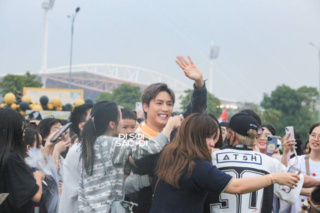 NGAY LÚC NÀY: Đông nghẹt fan đổ bộ SVĐ Mỹ Đình cổ vũ các Anh Trai Say Hi, thần tượng Kpop cũng chỉ đến thế!- Ảnh 11.