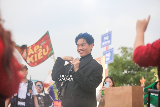 NGAY LÚC NÀY: Đông nghẹt fan đổ bộ SVĐ Mỹ Đình cổ vũ các Anh Trai Say Hi, thần tượng Kpop cũng chỉ đến thế!- Ảnh 15.