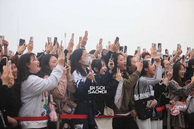 NGAY LÚC NÀY: Đông nghẹt fan đổ bộ SVĐ Mỹ Đình cổ vũ các Anh Trai Say Hi, thần tượng Kpop cũng chỉ đến thế!- Ảnh 8.