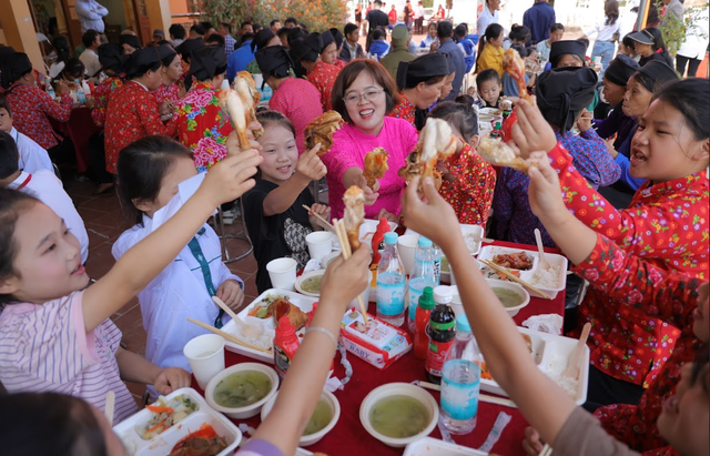 CHIN-SU "Một triệu bữa cơm có thịt" năm thứ 2: Tiếp sức trò nghèo vùng cao đến trường- Ảnh 8. CHIN-SU "Một triệu bữa cơm có thịt" năm thứ 2: Tiếp sức trò nghèo vùng cao đến trường- Ảnh 8.
