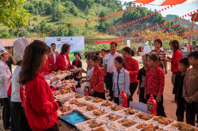 CHIN-SU "Một triệu bữa cơm có thịt" năm thứ 2: Tiếp sức trò nghèo vùng cao đến trường- Ảnh 7. CHIN-SU "Một triệu bữa cơm có thịt" năm thứ 2: Tiếp sức trò nghèo vùng cao đến trường- Ảnh 7.
