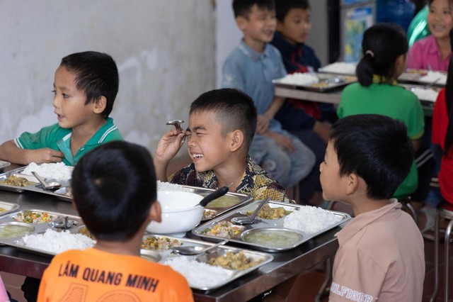 CHIN-SU "Một triệu bữa cơm có thịt" năm thứ 2: Tiếp sức trò nghèo vùng cao đến trường- Ảnh 4. CHIN-SU "Một triệu bữa cơm có thịt" năm thứ 2: Tiếp sức trò nghèo vùng cao đến trường- Ảnh 4.