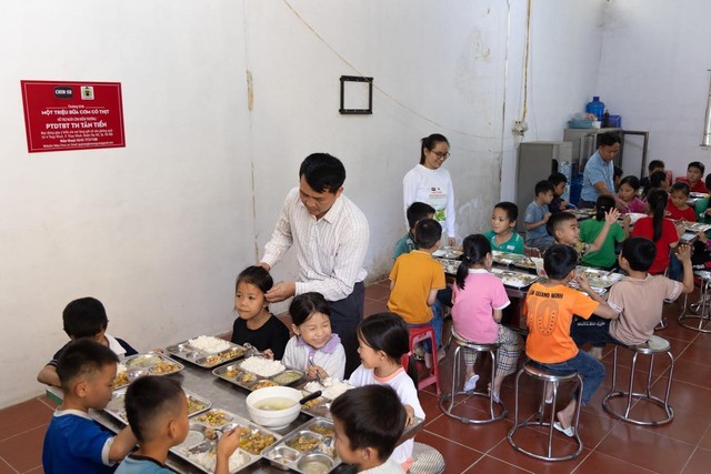 CHIN-SU "Một triệu bữa cơm có thịt" năm thứ 2: Tiếp sức trò nghèo vùng cao đến trường- Ảnh 5. CHIN-SU "Một triệu bữa cơm có thịt" năm thứ 2: Tiếp sức trò nghèo vùng cao đến trường- Ảnh 5.