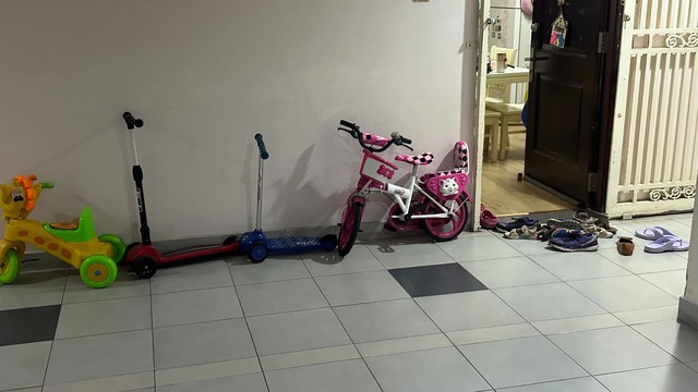 Bức ảnh "bãi đậu xe tự phát" của nhóm con nít ở hành lang khu chung cư tại sao khiến người lớn phải xấu hổ?- Ảnh 1. Bức ảnh "bãi đậu xe tự phát" của nhóm con nít ở hành lang khu chung cư tại sao khiến người lớn phải xấu hổ?- Ảnh 1.