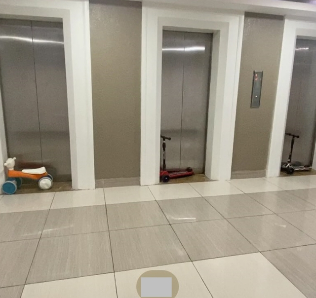 Bức ảnh "bãi đậu xe tự phát" của nhóm con nít ở hành lang khu chung cư tại sao khiến người lớn phải xấu hổ?- Ảnh 3. Bức ảnh "bãi đậu xe tự phát" của nhóm con nít ở hành lang khu chung cư tại sao khiến người lớn phải xấu hổ?- Ảnh 3.