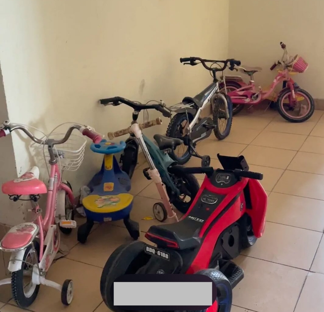 Bức ảnh "bãi đậu xe tự phát" của nhóm con nít ở hành lang khu chung cư tại sao khiến người lớn phải xấu hổ?- Ảnh 2. Bức ảnh "bãi đậu xe tự phát" của nhóm con nít ở hành lang khu chung cư tại sao khiến người lớn phải xấu hổ?- Ảnh 2.