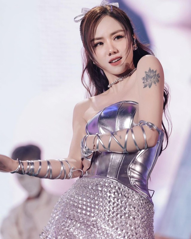 Phương Ly bị "team qua đường" tóm gọn qua cam thường, sắc vóc ra sao mà gây sốt?- Ảnh 3.