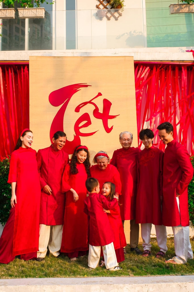 Subeo lộ vẻ ngoài lớn phổng phao, thừa hưởng điểm đắt giá từ Hà Hồ trong loạt ảnh gia đình Mùng 1 Tết - Ảnh 6. Subeo lộ vẻ ngoài lớn phổng phao, thừa hưởng điểm đắt giá từ Hà Hồ trong loạt ảnh gia đình Mùng 1 Tết - Ảnh 6.