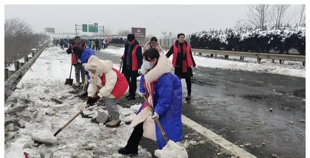 Xuân vận Trung Quốc gian truân vì bão tuyết: "Giậm chân tại chỗ" trên đường 6 ngày 5 đêm, ăn hết quà Tết vì đói- Ảnh 4.
