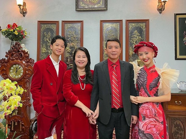 Quỳnh Anh Shyn tung ảnh Tết "một màu" truyền thống: Thần thái sang chảnh, so ảnh 7 năm trước ai cũng khác- Ảnh 10.