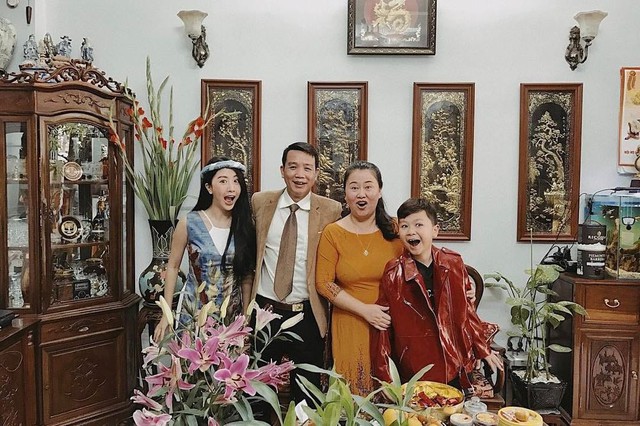 Quỳnh Anh Shyn tung ảnh Tết "một màu" truyền thống: Thần thái sang chảnh, so ảnh 7 năm trước ai cũng khác- Ảnh 6.