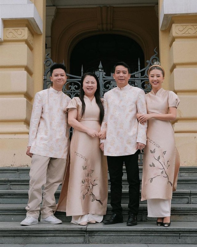 Quỳnh Anh Shyn tung ảnh Tết "một màu" truyền thống: Thần thái sang chảnh, so ảnh 7 năm trước ai cũng khác- Ảnh 11.