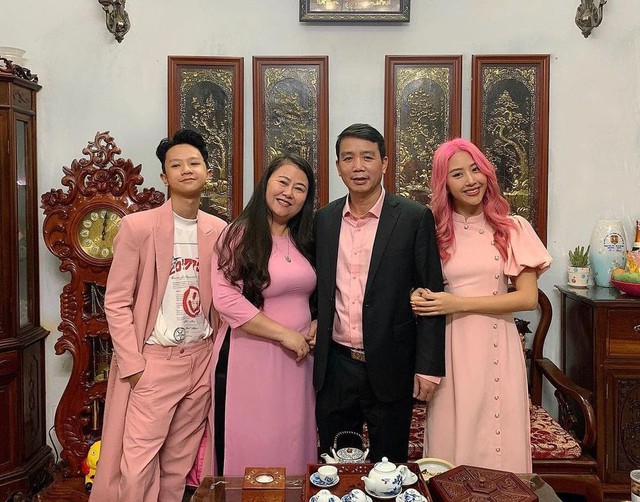 Quỳnh Anh Shyn tung ảnh Tết "một màu" truyền thống: Thần thái sang chảnh, so ảnh 7 năm trước ai cũng khác- Ảnh 9.