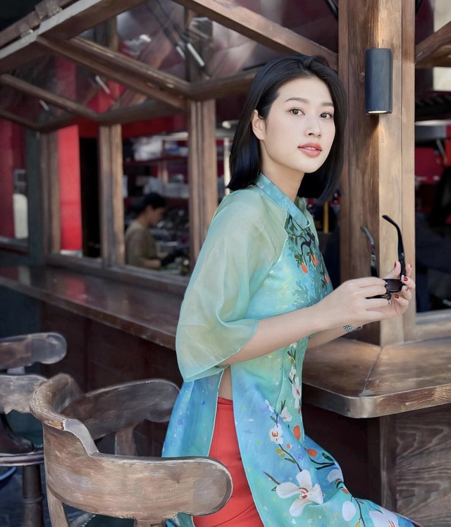 Mỹ nhân Việt diện áo dài local brand du xuân mùng 3 Tết: Người nhẹ nhàng với tông hồng, người ưu ái sắc xanh- Ảnh 6.