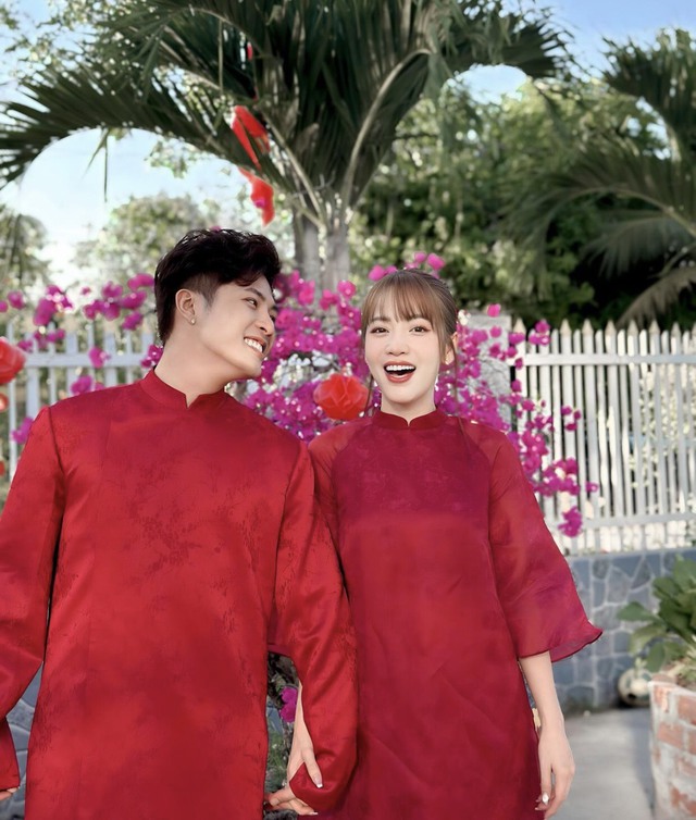 Mỹ nhân Việt diện áo dài local brand du xuân mùng 3 Tết: Người nhẹ nhàng với tông hồng, người ưu ái sắc xanh- Ảnh 4.