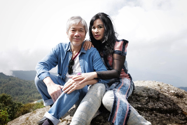 Chồng diva Thanh Lam cười ngượng vì cầm tay phụ nữ khác lại tưởng vợ mình- Ảnh 4.