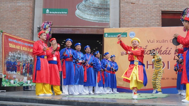 Các nhà nghiên cứu văn hóa đều khẳng định, hát múa Ải Lao góp phần tạo nên nét đặc sắc của hội Gióng, nhất là các bài hát Ải Lao còn có ý nghĩa tâm linh.