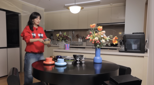 Seulgi (Red Velvet) tiết lộ không gian sống riêng tư: "Flex" chiếc sofa 250 triệu, bàn ăn 350 triệu... cùng loạt nội thất "khủng" khác- Ảnh 14. Seulgi (Red Velvet) tiết lộ không gian sống riêng tư: "Flex" chiếc sofa 250 triệu, bàn ăn 350 triệu... cùng loạt nội thất "khủng" khác- Ảnh 14.