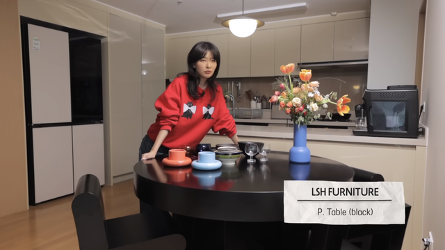 Seulgi (Red Velvet) tiết lộ không gian sống riêng tư: "Flex" chiếc sofa 250 triệu, bàn ăn 350 triệu... cùng loạt nội thất "khủng" khác- Ảnh 15. Seulgi (Red Velvet) tiết lộ không gian sống riêng tư: "Flex" chiếc sofa 250 triệu, bàn ăn 350 triệu... cùng loạt nội thất "khủng" khác- Ảnh 15.