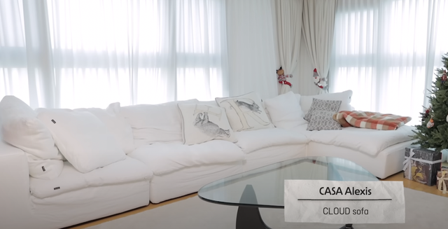 Seulgi (Red Velvet) tiết lộ không gian sống riêng tư: "Flex" chiếc sofa 250 triệu, bàn ăn 350 triệu... cùng loạt nội thất "khủng" khác- Ảnh 4. Seulgi (Red Velvet) tiết lộ không gian sống riêng tư: "Flex" chiếc sofa 250 triệu, bàn ăn 350 triệu... cùng loạt nội thất "khủng" khác- Ảnh 4.