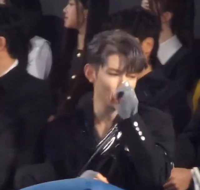 "Kiếp nạn" Hanteo Music Awards: Một khán giả gặp vấn đề vệ sinh tại hiện trường, dàn idol bịt mũi vì mùi khó đỡ- Ảnh 5.