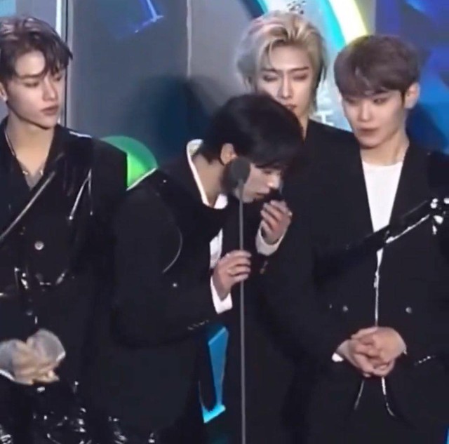 "Kiếp nạn" Hanteo Music Awards: Một khán giả gặp vấn đề vệ sinh tại hiện trường, dàn idol bịt mũi vì mùi khó đỡ- Ảnh 6.