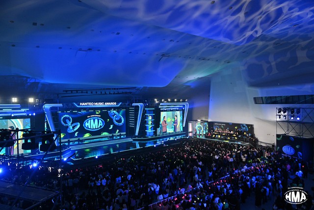"Kiếp nạn" Hanteo Music Awards: Một khán giả gặp vấn đề vệ sinh tại hiện trường, dàn idol bịt mũi vì mùi khó đỡ- Ảnh 2.