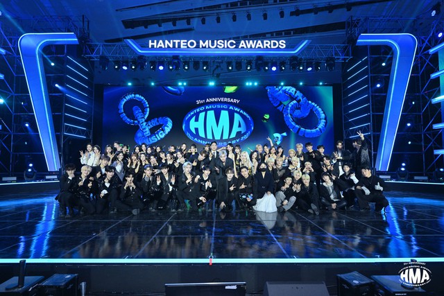"Kiếp nạn" Hanteo Music Awards: Một khán giả gặp vấn đề vệ sinh tại hiện trường, dàn idol bịt mũi vì mùi khó đỡ- Ảnh 1.