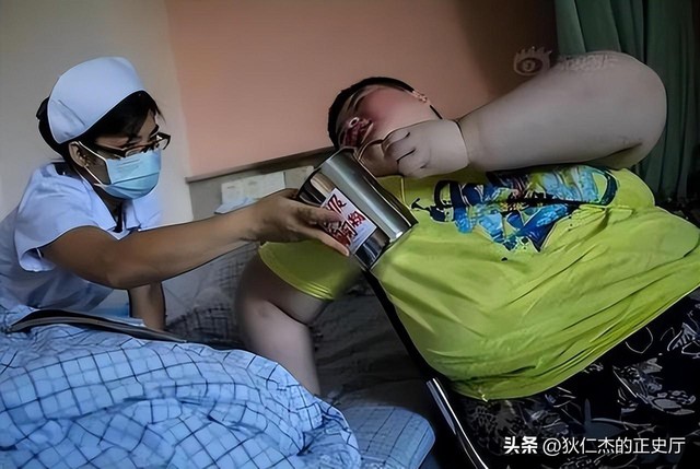 "Cậu bé nặng nhất Trung Quốc" 14 tuổi đã 150kg, có thể ăn 1 thùng mì gói 1 ngày có kết cục ra sao?- Ảnh 6.