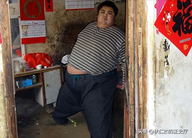 "Cậu bé nặng nhất Trung Quốc" 14 tuổi đã 150kg, có thể ăn 1 thùng mì gói 1 ngày có kết cục ra sao?- Ảnh 7.