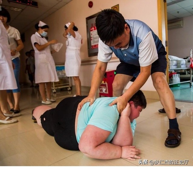 "Cậu bé nặng nhất Trung Quốc" 14 tuổi đã 150kg, có thể ăn 1 thùng mì gói 1 ngày có kết cục ra sao?- Ảnh 2.