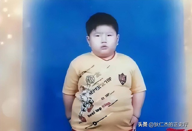 "Cậu bé nặng nhất Trung Quốc" 14 tuổi đã 150kg, có thể ăn 1 thùng mì gói 1 ngày có kết cục ra sao?- Ảnh 1.