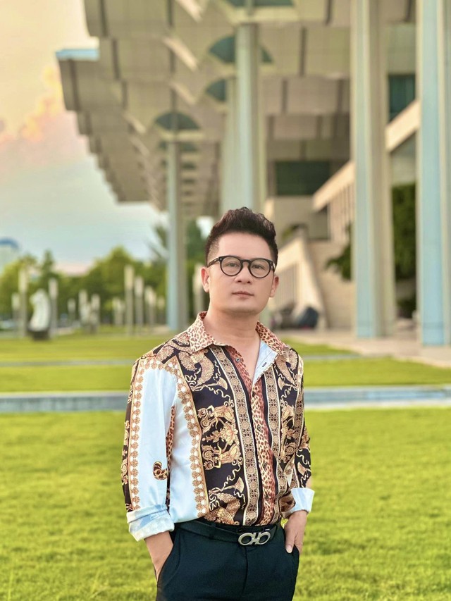 Khu vườn mùa xuân trong biệt thự ở Mỹ của Bằng Kiều: Hoa anh đào nở rộ chiếm ''spotlight'', gia chủ nở mũi "flex"- Ảnh 1.