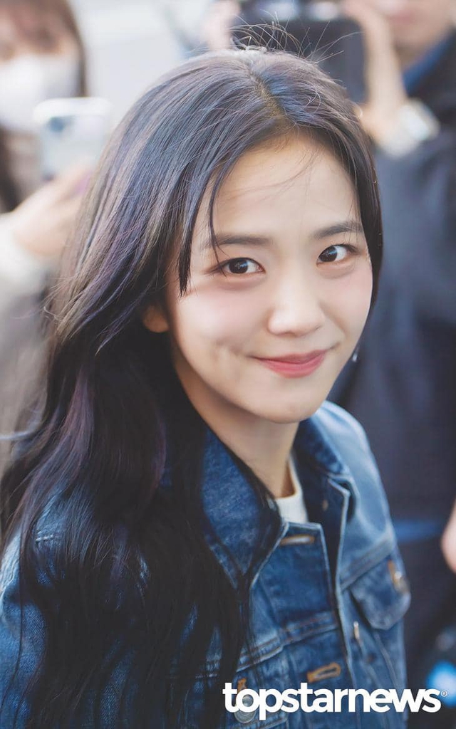 Jisoo khiến sân bay náo loạn trước thềm Paris Fashion Week: Visual tựa "mối tình đầu", fan té ngã do chen lấn- Ảnh 7.