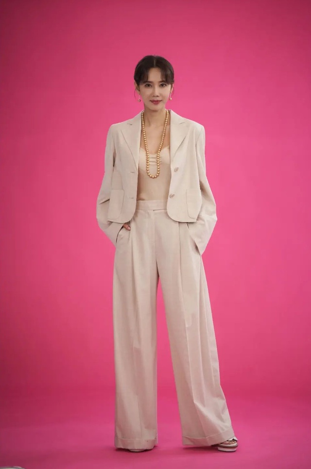"Mẹ quốc dân" Gia Đình Là Số 1 khoe visual 15 năm không đổi ở phim mới, 54 tuổi vẫn cứ trẻ đẹp- Ảnh 3.