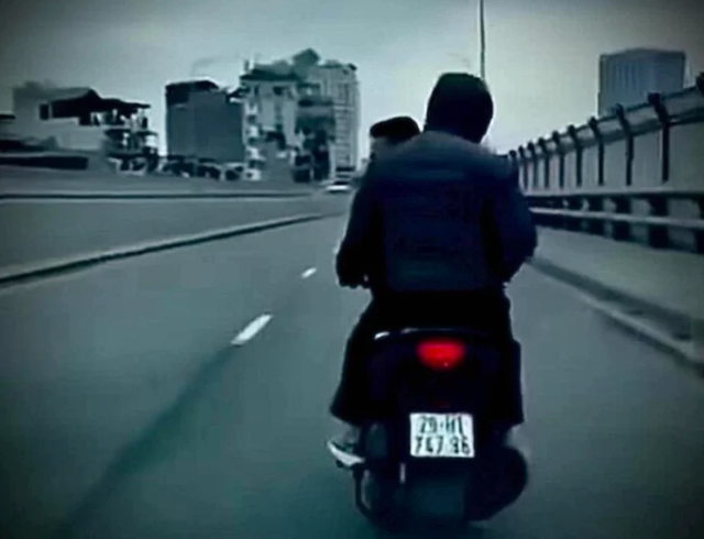 Từ vụ hai người đi xe máy cà khịa, hành hung người trên đường: Thế nào là phòng vệ chính đáng?- Ảnh 3. Từ vụ hai người đi xe máy cà khịa, hành hung người trên đường: Thế nào là phòng vệ chính đáng?- Ảnh 3.