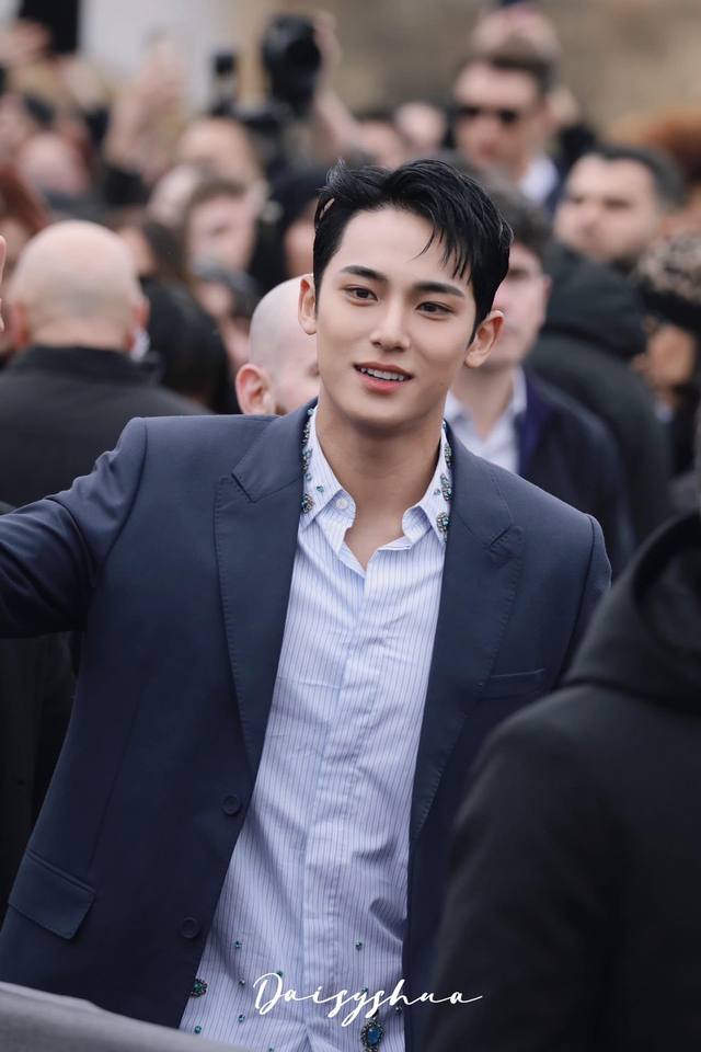 Nam thần khiến Jisoo (BLACKPINK) cười tươi như hoa trên đất Pháp là ai?- Ảnh 5.