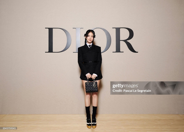 Nam thần khiến Jisoo (BLACKPINK) cười tươi như hoa trên đất Pháp là ai?- Ảnh 1.