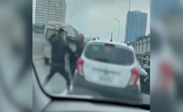 Bị tấn công ngay sau khi vừa mở cửa, hai người trong ô tô lao ra phản kháng lại Bị tấn công ngay sau khi vừa mở cửa, hai người trong ô tô lao ra phản kháng lại