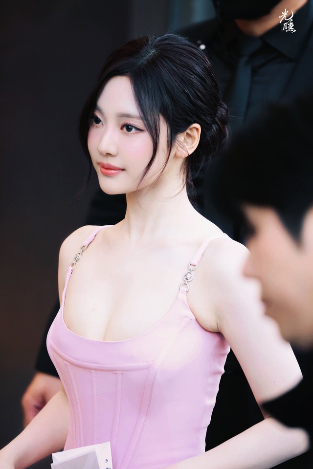 NingNing (aespa) hoá “chiến thần visual” ở sự kiện: Sắc vóc nóng bỏng chấp cam thường, “keo” đến mức khiến góc cận thành cảnh phim- Ảnh 4.