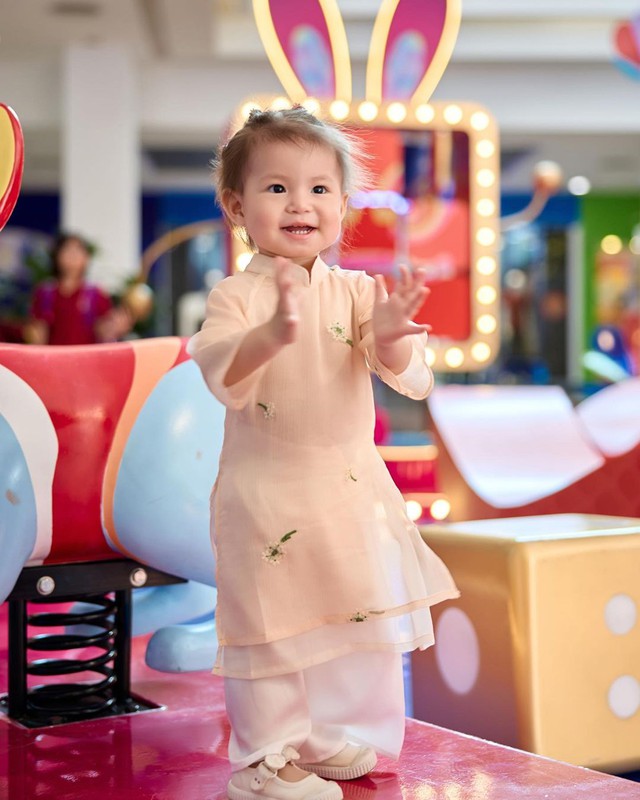 1001 mẫu áo dài Tết của "elm" Pam, diện lên đúng chuẩn: "Xinh ngoan iu của mẹ đây rồi!"- Ảnh 5.