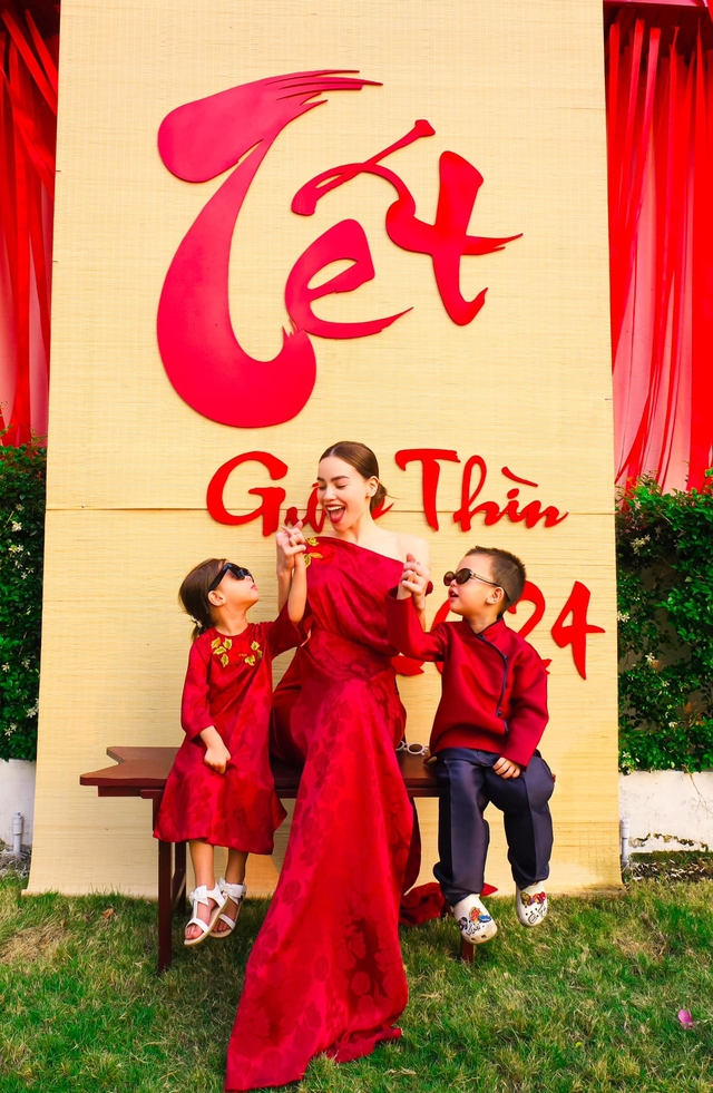 Hồ Ngọc Hà tung ảnh Tết "cực phẩm" bên cặp sinh đôi, Lisa - Leon chiếm "spotlight" vì sang chảnh hơn cả mẹ- Ảnh 2.