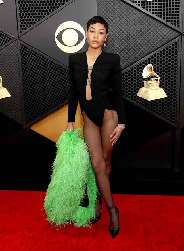 "Đặc sản hở bạo" Grammy trở lại: Miley siêu cháy, nàng tiên cá Halle Bailey lấy lại dáng chuẩn sau 1 tháng sinh con- Ảnh 7.