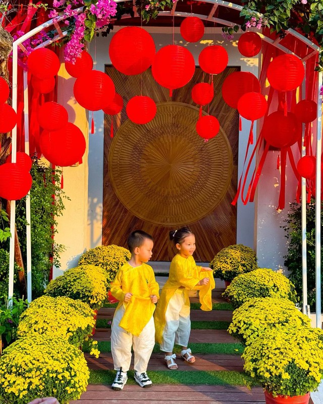 Hồ Ngọc Hà tung ảnh Tết "cực phẩm" bên cặp sinh đôi, Lisa - Leon chiếm "spotlight" vì sang chảnh hơn cả mẹ- Ảnh 5.
