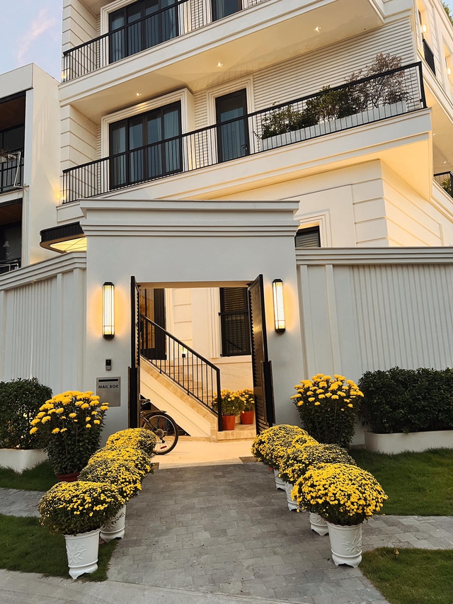 Noo Phước Thịnh trang hoàng biệt thự đón Tết, tất bật sắm sửa mua các loại hoa- Ảnh 1.