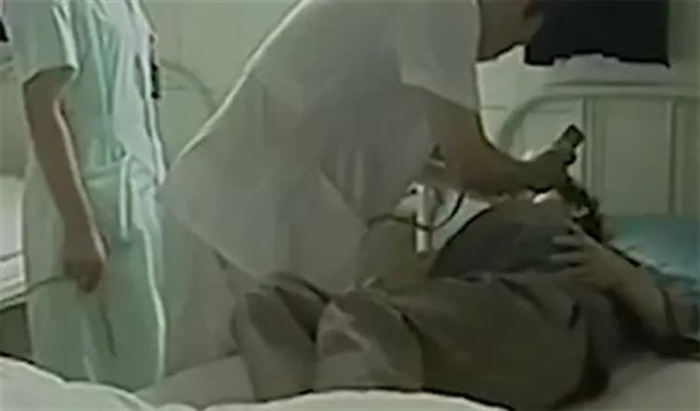 Kỳ lạ người đàn ông vừa chào đời đã có chiếc bụng to như mang thai, đến bệnh viện sinh ra "bé gái" nặng 9kg- Ảnh 5.