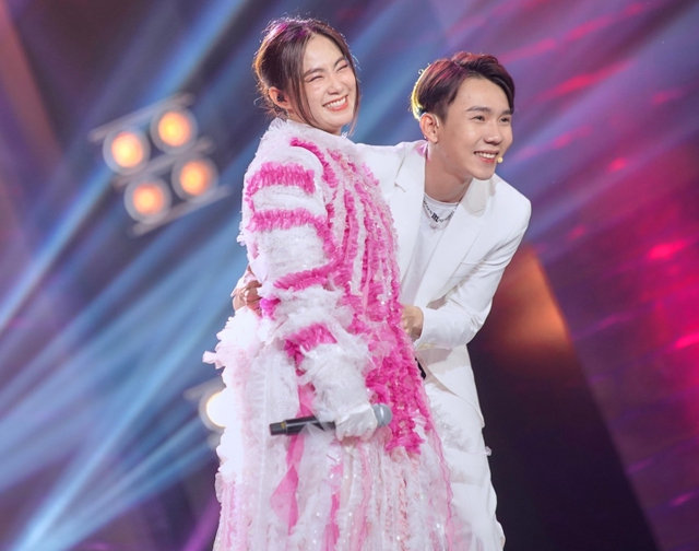 Giai điệu "Một người đứng từ xa chờ anh về" mà Hương Giang, cặp "chú Ninh - anh Âm"... quẩy nhiệt tình là của ai?- Ảnh 2.