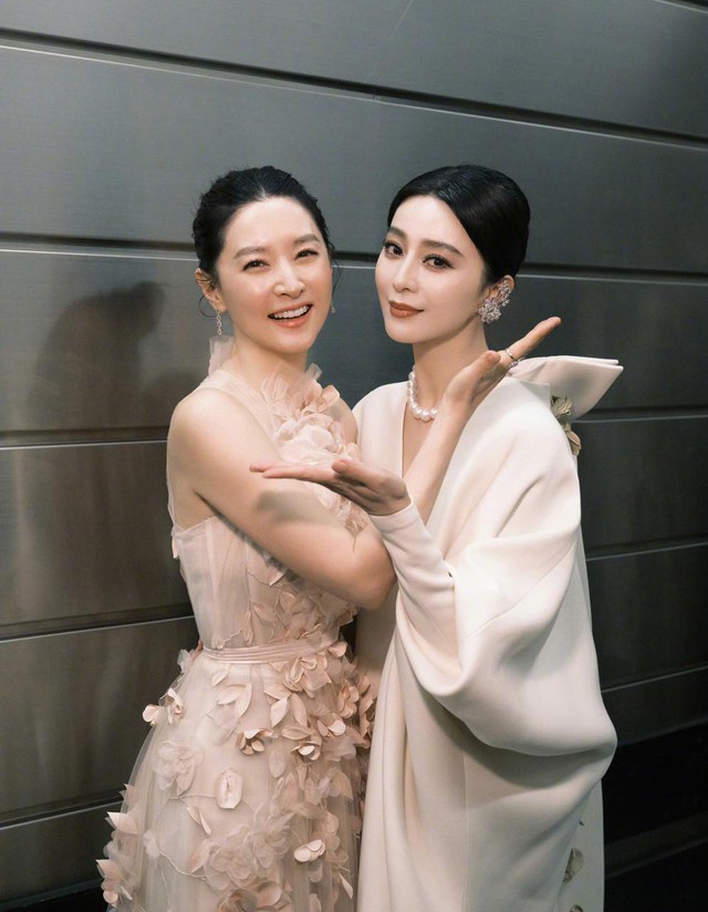 Bức ảnh hội tụ hai vẻ đẹp Trung - Hàn, Lee Young Ae 53 tuổi đọ sắc cùng Phạm Băng Băng 43 tuổi - Ảnh 1.