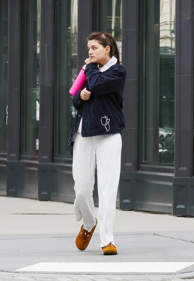 Suri Cruise mặt mộc xuề xoà xuống phố, may có ngũ quan "gánh còng lưng"- Ảnh 3.